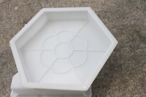 六棱塊護坡塑料模具什么材質(zhì)的好？